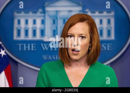 Washington, DC, USA. Juli 2021. Jen Psaki, die Pressesprecherin des Weißen Hauses, spricht mit den Medien im Pressesprecherraum des Weißen Hauses in Washington, DC, USA, 16. Juli 2021. Kredit: dpa/Alamy Live Nachrichten Stockfoto