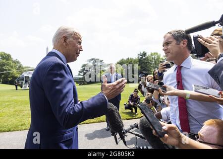 Washington DC, USA. Juli 2021. Präsident Joe Biden spricht kurz mit den Medien, als er am Freitag, den 16. Juli 2021, im Weißen Haus in Washington, DC, zu einem Wochenende in Cape David aufbricht. Foto von Jim Lo Scalzo/UPI Credit: UPI/Alamy Live News Stockfoto