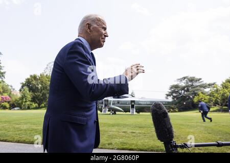 Washington DC, USA. Juli 2021. Präsident Joe Biden spricht kurz mit den Medien, als er am Freitag, den 16. Juli 2021, im Weißen Haus in Washington, DC, zu einem Wochenende in Cape David aufbricht. Foto von Jim Lo Scalzo/UPI Credit: UPI/Alamy Live News Stockfoto