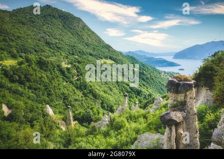 Felsformationen, auch bekannt als Feenkamine, Erdpyramiden, Hoodoos, Piramidi di Zone, Italien Stockfoto