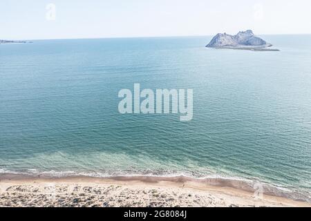 Luftaufnahme der Insel Alcatraz nahe der Küste der Kino Bay, Sonora Mexiko. Landschaft, Meer und Strand auf der Insel Alcatras, dem Golf von Kalifornien, dem Meer von Cortez oder Mar Bermejo, das zwischen der Halbinsel Baja California liegt. Touristenziel. Land, trockenes Land am Horizont. (Foto: Luis Gutierrez / NortePhoto.com) Vista aérea de isla Alcatraz cercana a la costa de la bahia de Kino, Sonora Mexico.paisaje, mar y playa en isla Alcatras el Golfo de California, Mar de Cortés o Mar Bermejo, que se encuentra entre la Península de Baja California. destino TURÍSTICO. tierra, tierra firme en el h Stockfoto