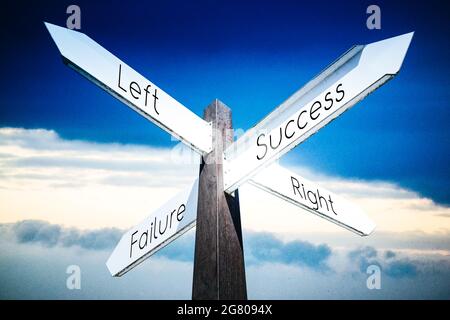 Rechts, links, Erfolg, Misserfolg Konzept - Wegweiser mit vier Pfeilen Stockfoto