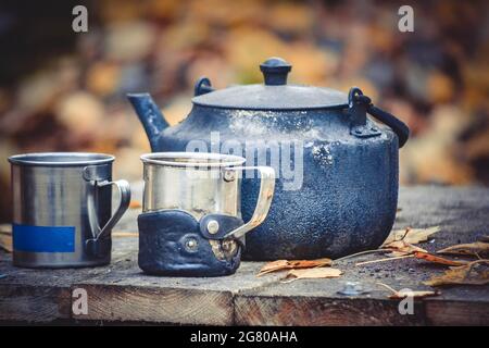 Alter Wasserkocher und Tassen Stockfoto