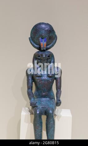 Der alte ägyptische Gott Khonsu, Sohn von Amun und Mutter. Bronze. Späte Periode. Nationales Archäologische Museum, Spanien. Dargestellt als Falke, der den Mond trägt Stockfoto