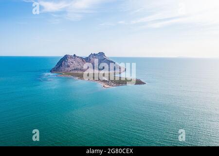 Luftaufnahme der Insel Alcatraz nahe der Küste der Kino Bay, Sonora Mexiko. Landschaft, Meer und Strand auf der Insel Alcatras, dem Golf von Kalifornien, dem Meer von Cortez oder Mar Bermejo, das zwischen der Halbinsel Baja California liegt. Touristenziel. Land, trockenes Land am Horizont. (Foto: Luis Gutierrez / NortePhoto.com) Vista aérea de isla Alcatraz cercana a la costa de la bahia de Kino, Sonora Mexico.paisaje, mar y playa en isla Alcatras el Golfo de California, Mar de Cortés o Mar Bermejo, que se encuentra entre la Península de Baja California. destino TURÍSTICO. tierra, tierra firme en el h Stockfoto