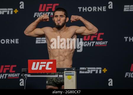 Las Vegas, USA. Juli 2021. Islam Makhachev tritt während der UFC Fight Night - Vegas 31 ESPN - beim UFC APEX am 16. Juli 2021 in Las Vegas, NV, USA, auf die Skala für das offizielle Wägen. (Foto von Louis Grasse/PxImages) Credit: Px Images/Alamy Live News Stockfoto