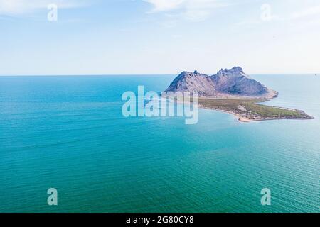 Luftaufnahme der Insel Alcatraz nahe der Küste der Kino Bay, Sonora Mexiko. Landschaft, Meer und Strand auf der Insel Alcatras, dem Golf von Kalifornien, dem Meer von Cortez oder Mar Bermejo, das zwischen der Halbinsel Baja California liegt. Touristenziel. Land, trockenes Land am Horizont. (Foto: Luis Gutierrez / NortePhoto.com) Vista aérea de isla Alcatraz cercana a la costa de la bahia de Kino, Sonora Mexico.paisaje, mar y playa en isla Alcatras el Golfo de California, Mar de Cortés o Mar Bermejo, que se encuentra entre la Península de Baja California. destino TURÍSTICO. tierra, tierra firme en el h Stockfoto