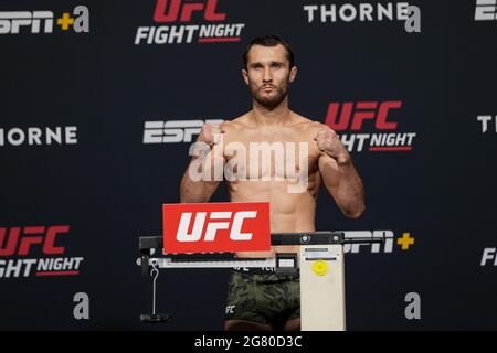 Las Vegas, USA. Juli 2021. Sergey Morozov tritt während der UFC Fight Night - Vegas 31 ESPN - beim UFC APEX am 16. Juli 2021 in Las Vegas, NV, USA, auf die Waage für das offizielle Wiegen. (Foto von Louis Grasse/PxImages) Credit: Px Images/Alamy Live News Stockfoto