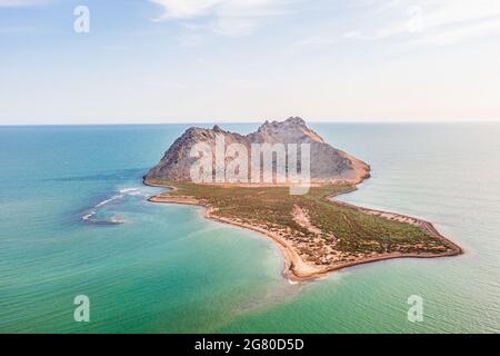 Luftaufnahme der Insel Alcatraz nahe der Küste der Kino Bay, Sonora Mexiko. Landschaft, Meer und Strand auf der Insel Alcatras, dem Golf von Kalifornien, dem Meer von Cortez oder Mar Bermejo, das zwischen der Halbinsel Baja California liegt. Touristenziel. Land, trockenes Land am Horizont. (Foto: Luis Gutierrez / NortePhoto.com) Vista aérea de isla Alcatraz cercana a la costa de la bahia de Kino, Sonora Mexico.paisaje, mar y playa en isla Alcatras el Golfo de California, Mar de Cortés o Mar Bermejo, que se encuentra entre la Península de Baja California. destino TURÍSTICO. tierra, tierra firme en el h Stockfoto