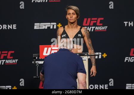 Las Vegas, USA. Juli 2021. Amanda Lemos tritt während der UFC Fight Night - Vegas 31 ESPN - beim UFC APEX am 16. Juli 2021 in Las Vegas, NV, USA, auf die Waage für das offizielle Wiegen. (Foto von Louis Grasse/PxImages) Credit: Px Images/Alamy Live News Stockfoto