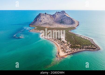 Luftaufnahme der Insel Alcatraz nahe der Küste der Kino Bay, Sonora Mexiko. Landschaft, Meer und Strand auf der Insel Alcatras, dem Golf von Kalifornien, dem Meer von Cortez oder Mar Bermejo, das zwischen der Halbinsel Baja California liegt. Touristenziel. Land, trockenes Land am Horizont. (Foto: Luis Gutierrez / NortePhoto.com) Vista aérea de isla Alcatraz cercana a la costa de la bahia de Kino, Sonora Mexico.paisaje, mar y playa en isla Alcatras el Golfo de California, Mar de Cortés o Mar Bermejo, que se encuentra entre la Península de Baja California. destino TURÍSTICO. tierra, tierra firme en el h Stockfoto