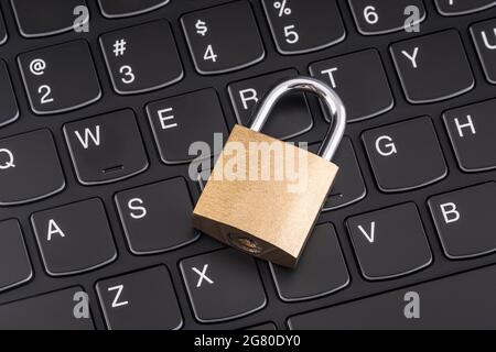 Computersicherheitskonzept. Vorhängeschloss auf schwarzer Laptop-Tastatur Stockfoto