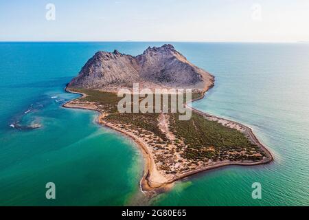 Luftaufnahme der Insel Alcatraz nahe der Küste der Kino Bay, Sonora Mexiko. Landschaft, Meer und Strand auf der Insel Alcatras, dem Golf von Kalifornien, dem Meer von Cortez oder Mar Bermejo, das zwischen der Halbinsel Baja California liegt. Touristenziel. Land, trockenes Land am Horizont. (Foto: Luis Gutierrez / NortePhoto.com) Vista aérea de isla Alcatraz cercana a la costa de la bahia de Kino, Sonora Mexico.paisaje, mar y playa en isla Alcatras el Golfo de California, Mar de Cortés o Mar Bermejo, que se encuentra entre la Península de Baja California. destino TURÍSTICO. tierra, tierra firme en el h Stockfoto