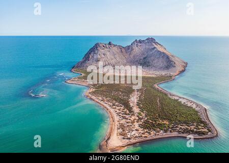 Luftaufnahme der Insel Alcatraz nahe der Küste der Kino Bay, Sonora Mexiko. Landschaft, Meer und Strand auf der Insel Alcatras, dem Golf von Kalifornien, dem Meer von Cortez oder Mar Bermejo, das zwischen der Halbinsel Baja California liegt. Touristenziel. Land, trockenes Land am Horizont. (Foto: Luis Gutierrez / NortePhoto.com) Vista aérea de isla Alcatraz cercana a la costa de la bahia de Kino, Sonora Mexico.paisaje, mar y playa en isla Alcatras el Golfo de California, Mar de Cortés o Mar Bermejo, que se encuentra entre la Península de Baja California. destino TURÍSTICO. tierra, tierra firme en el h Stockfoto