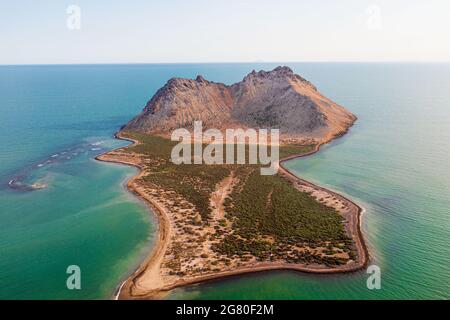 Luftaufnahme der Insel Alcatraz nahe der Küste der Kino Bay, Sonora Mexiko. Landschaft, Meer und Strand auf der Insel Alcatras, dem Golf von Kalifornien, dem Meer von Cortez oder Mar Bermejo, das zwischen der Halbinsel Baja California liegt. Touristenziel. Land, trockenes Land am Horizont. (Foto: Luis Gutierrez / NortePhoto.com) Vista aérea de isla Alcatraz cercana a la costa de la bahia de Kino, Sonora Mexico.paisaje, mar y playa en isla Alcatras el Golfo de California, Mar de Cortés o Mar Bermejo, que se encuentra entre la Península de Baja California. destino TURÍSTICO. tierra, tierra firme en el h Stockfoto