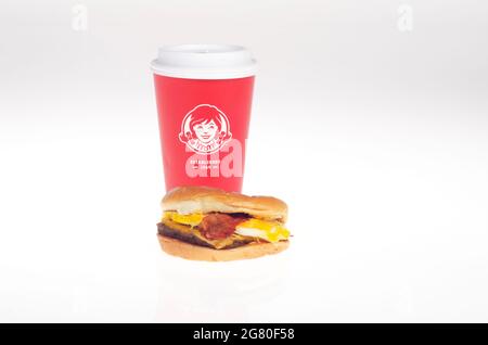 Wendy's Frühstück Baconator Sandwich mit Kaffee Stockfoto