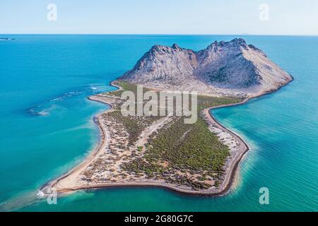 Luftaufnahme der Insel Alcatraz nahe der Küste der Kino Bay, Sonora Mexiko. Landschaft, Meer und Strand auf der Insel Alcatras, dem Golf von Kalifornien, dem Meer von Cortez oder Mar Bermejo, das zwischen der Halbinsel Baja California liegt. Touristenziel. Land, trockenes Land am Horizont. (Foto: Luis Gutierrez / NortePhoto.com) Vista aérea de isla Alcatraz cercana a la costa de la bahia de Kino, Sonora Mexico.paisaje, mar y playa en isla Alcatras el Golfo de California, Mar de Cortés o Mar Bermejo, que se encuentra entre la Península de Baja California. destino TURÍSTICO. tierra, tierra firme en el h Stockfoto