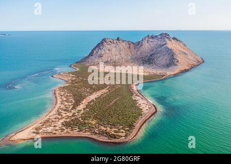 Luftaufnahme der Insel Alcatraz nahe der Küste der Kino Bay, Sonora Mexiko. Landschaft, Meer und Strand auf der Insel Alcatras, dem Golf von Kalifornien, dem Meer von Cortez oder Mar Bermejo, das zwischen der Halbinsel Baja California liegt. Touristenziel. Land, trockenes Land am Horizont. (Foto: Luis Gutierrez / NortePhoto.com) Vista aérea de isla Alcatraz cercana a la costa de la bahia de Kino, Sonora Mexico.paisaje, mar y playa en isla Alcatras el Golfo de California, Mar de Cortés o Mar Bermejo, que se encuentra entre la Península de Baja California. destino TURÍSTICO. tierra, tierra firme en el h Stockfoto
