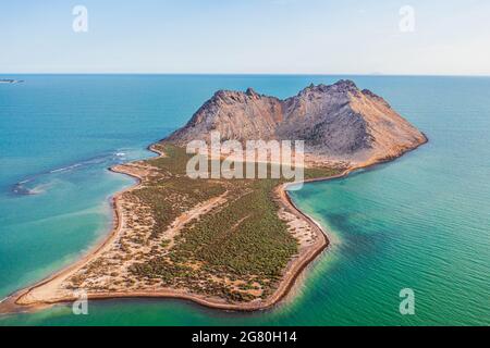Luftaufnahme der Insel Alcatraz nahe der Küste der Kino Bay, Sonora Mexiko. Landschaft, Meer und Strand auf der Insel Alcatras, dem Golf von Kalifornien, dem Meer von Cortez oder Mar Bermejo, das zwischen der Halbinsel Baja California liegt. Touristenziel. Land, trockenes Land am Horizont. (Foto: Luis Gutierrez / NortePhoto.com) Vista aérea de isla Alcatraz cercana a la costa de la bahia de Kino, Sonora Mexico.paisaje, mar y playa en isla Alcatras el Golfo de California, Mar de Cortés o Mar Bermejo, que se encuentra entre la Península de Baja California. destino TURÍSTICO. tierra, tierra firme en el h Stockfoto