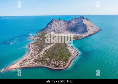 Luftaufnahme der Insel Alcatraz nahe der Küste der Kino Bay, Sonora Mexiko. Landschaft, Meer und Strand auf der Insel Alcatras, dem Golf von Kalifornien, dem Meer von Cortez oder Mar Bermejo, das zwischen der Halbinsel Baja California liegt. Touristenziel. Land, trockenes Land am Horizont. (Foto: Luis Gutierrez / NortePhoto.com) Vista aérea de isla Alcatraz cercana a la costa de la bahia de Kino, Sonora Mexico.paisaje, mar y playa en isla Alcatras el Golfo de California, Mar de Cortés o Mar Bermejo, que se encuentra entre la Península de Baja California. destino TURÍSTICO. tierra, tierra firme en el h Stockfoto
