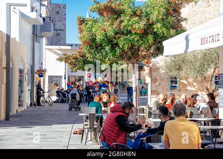 Paphos, Zypern - 21. Dezember 2019: Menschen im Café im Freien in der Altstadt von Paphos Stockfoto