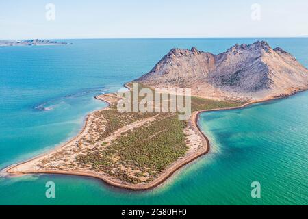 Luftaufnahme der Insel Alcatraz nahe der Küste der Kino Bay, Sonora Mexiko. Landschaft, Meer und Strand auf der Insel Alcatras, dem Golf von Kalifornien, dem Meer von Cortez oder Mar Bermejo, das zwischen der Halbinsel Baja California liegt. Touristenziel. Land, trockenes Land am Horizont. (Foto: Luis Gutierrez / NortePhoto.com) Vista aérea de isla Alcatraz cercana a la costa de la bahia de Kino, Sonora Mexico.paisaje, mar y playa en isla Alcatras el Golfo de California, Mar de Cortés o Mar Bermejo, que se encuentra entre la Península de Baja California. destino TURÍSTICO. tierra, tierra firme en el h Stockfoto