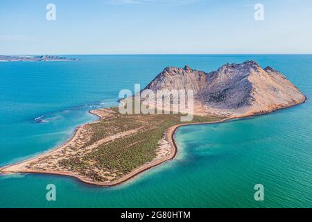 Luftaufnahme der Insel Alcatraz nahe der Küste der Kino Bay, Sonora Mexiko. Landschaft, Meer und Strand auf der Insel Alcatras, dem Golf von Kalifornien, dem Meer von Cortez oder Mar Bermejo, das zwischen der Halbinsel Baja California liegt. Touristenziel. Land, trockenes Land am Horizont. (Foto: Luis Gutierrez / NortePhoto.com) Vista aérea de isla Alcatraz cercana a la costa de la bahia de Kino, Sonora Mexico.paisaje, mar y playa en isla Alcatras el Golfo de California, Mar de Cortés o Mar Bermejo, que se encuentra entre la Península de Baja California. destino TURÍSTICO. tierra, tierra firme en el h Stockfoto