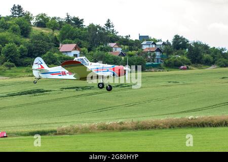 BRNO, TSCHECHISCHE REPUBLIK - 4. JULI 2021: Piper PA-25 Pawnee-Flugzeug, das vom Verein „Aeroklub Brno-Medlanky“ als Zugflugzeug für Segelflugzeuge eingesetzt wird. Stockfoto