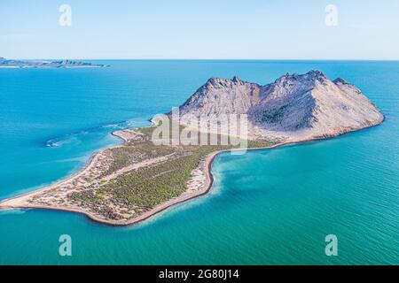 Luftaufnahme der Insel Alcatraz nahe der Küste der Kino Bay, Sonora Mexiko. Landschaft, Meer und Strand auf der Insel Alcatras, dem Golf von Kalifornien, dem Meer von Cortez oder Mar Bermejo, das zwischen der Halbinsel Baja California liegt. Touristenziel. Land, trockenes Land am Horizont. (Foto: Luis Gutierrez / NortePhoto.com) Vista aérea de isla Alcatraz cercana a la costa de la bahia de Kino, Sonora Mexico.paisaje, mar y playa en isla Alcatras el Golfo de California, Mar de Cortés o Mar Bermejo, que se encuentra entre la Península de Baja California. destino TURÍSTICO. tierra, tierra firme en el h Stockfoto
