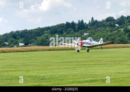 BRNO, TSCHECHISCHE REPUBLIK - 4. JULI 2021: Piper PA-25 Pawnee-Flugzeug, das vom Verein „Aeroklub Brno-Medlanky“ als Zugflugzeug für Segelflugzeuge eingesetzt wird. Stockfoto