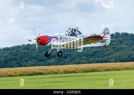 BRNO, TSCHECHISCHE REPUBLIK - 4. JULI 2021: Piper PA-25 Pawnee-Flugzeug, das vom Verein „Aeroklub Brno-Medlanky“ als Zugflugzeug für Segelflugzeuge eingesetzt wird. Stockfoto