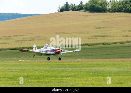 BRNO, TSCHECHISCHE REPUBLIK - 4. JULI 2021: Piper PA-25 Pawnee-Flugzeug, das vom Verein „Aeroklub Brno-Medlanky“ als Zugflugzeug für Segelflugzeuge eingesetzt wird. Stockfoto