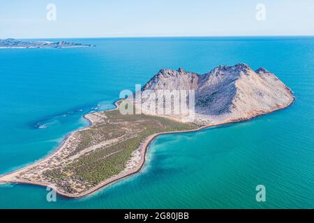Luftaufnahme der Insel Alcatraz nahe der Küste der Kino Bay, Sonora Mexiko. Landschaft, Meer und Strand auf der Insel Alcatras, dem Golf von Kalifornien, dem Meer von Cortez oder Mar Bermejo, das zwischen der Halbinsel Baja California liegt. Touristenziel. Land, trockenes Land am Horizont. (Foto: Luis Gutierrez / NortePhoto.com) Vista aérea de isla Alcatraz cercana a la costa de la bahia de Kino, Sonora Mexico.paisaje, mar y playa en isla Alcatras el Golfo de California, Mar de Cortés o Mar Bermejo, que se encuentra entre la Península de Baja California. destino TURÍSTICO. tierra, tierra firme en el h Stockfoto