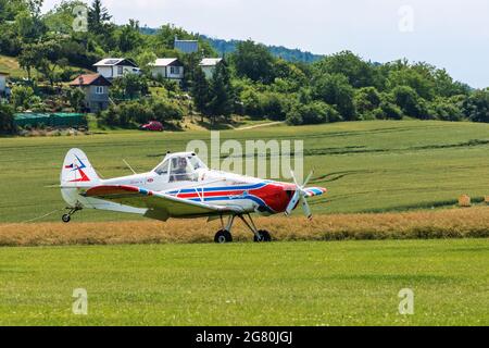 BRNO, TSCHECHISCHE REPUBLIK - 4. JULI 2021: Piper PA-25 Pawnee-Flugzeug, das vom Verein „Aeroklub Brno-Medlanky“ als Zugflugzeug für Segelflugzeuge eingesetzt wird. Stockfoto