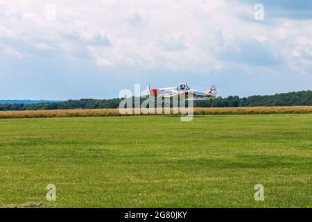 BRNO, TSCHECHISCHE REPUBLIK - 4. JULI 2021: Piper PA-25 Pawnee-Flugzeug, das vom Verein „Aeroklub Brno-Medlanky“ als Zugflugzeug für Segelflugzeuge eingesetzt wird. Stockfoto