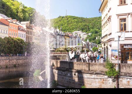 Karlovy Vary, Tschechische Republik - 26. Mai 2017: Pferdekutsche mit Touristen auf den Straßen von Karlovy Vary Stockfoto