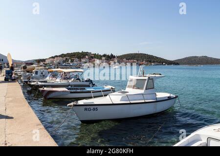 Rogoznica, Kroatien-6. Juli 2021: Schöne, kleine Fischerstadt Rogoznica, jetzt berühmtes Touristenziel auf der kroatischen Seite der Adria, w Stockfoto