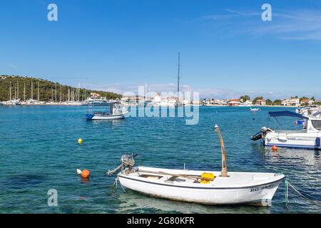 Rogoznica, Kroatien-6. Juli 2021: Berühmter Yachthafen im beliebten Touristenziel Rogoznica, kleiner Fischerort an der dalmatinischen Küste Stockfoto
