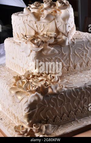 Vorbereitet für besondere Anlässe, leckere und schöne weiße Hochzeitstorte Stockfoto