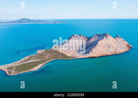 Luftaufnahme der Insel Alcatraz nahe der Küste der Kino Bay, Sonora Mexiko. Landschaft, Meer und Strand auf der Insel Alcatras, dem Golf von Kalifornien, dem Meer von Cortez oder Mar Bermejo, das zwischen der Halbinsel Baja California liegt. Touristenziel. Land, trockenes Land am Horizont. (Foto: Luis Gutierrez / NortePhoto.com) Vista aérea de isla Alcatraz cercana a la costa de la bahia de Kino, Sonora Mexico.paisaje, mar y playa en isla Alcatras el Golfo de California, Mar de Cortés o Mar Bermejo, que se encuentra entre la Península de Baja California. destino TURÍSTICO. tierra, tierra firme en el h Stockfoto