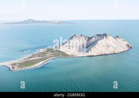 Luftaufnahme der Insel Alcatraz nahe der Küste der Kino Bay, Sonora Mexiko. Landschaft, Meer und Strand auf der Insel Alcatras, dem Golf von Kalifornien, dem Meer von Cortez oder Mar Bermejo, das zwischen der Halbinsel Baja California liegt. Touristenziel. Land, trockenes Land am Horizont. (Foto: Luis Gutierrez / NortePhoto.com) Vista aérea de isla Alcatraz cercana a la costa de la bahia de Kino, Sonora Mexico.paisaje, mar y playa en isla Alcatras el Golfo de California, Mar de Cortés o Mar Bermejo, que se encuentra entre la Península de Baja California. destino TURÍSTICO. tierra, tierra firme en el h Stockfoto