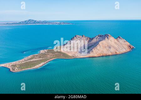 Luftaufnahme der Insel Alcatraz nahe der Küste der Kino Bay, Sonora Mexiko. Landschaft, Meer und Strand auf der Insel Alcatras, dem Golf von Kalifornien, dem Meer von Cortez oder Mar Bermejo, das zwischen der Halbinsel Baja California liegt. Touristenziel. Land, trockenes Land am Horizont. (Foto: Luis Gutierrez / NortePhoto.com) Vista aérea de isla Alcatraz cercana a la costa de la bahia de Kino, Sonora Mexico.paisaje, mar y playa en isla Alcatras el Golfo de California, Mar de Cortés o Mar Bermejo, que se encuentra entre la Península de Baja California. destino TURÍSTICO. tierra, tierra firme en el h Stockfoto