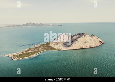 Luftaufnahme der Insel Alcatraz nahe der Küste der Kino Bay, Sonora Mexiko. Landschaft, Meer und Strand auf der Insel Alcatras, dem Golf von Kalifornien, dem Meer von Cortez oder Mar Bermejo, das zwischen der Halbinsel Baja California liegt. Touristenziel. Land, trockenes Land am Horizont. (Foto: Luis Gutierrez / NortePhoto.com) Vista aérea de isla Alcatraz cercana a la costa de la bahia de Kino, Sonora Mexico.paisaje, mar y playa en isla Alcatras el Golfo de California, Mar de Cortés o Mar Bermejo, que se encuentra entre la Península de Baja California. destino TURÍSTICO. tierra, tierra firme en el h Stockfoto
