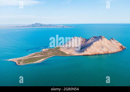 Luftaufnahme der Insel Alcatraz nahe der Küste der Kino Bay, Sonora Mexiko. Landschaft, Meer und Strand auf der Insel Alcatras, dem Golf von Kalifornien, dem Meer von Cortez oder Mar Bermejo, das zwischen der Halbinsel Baja California liegt. Touristenziel. Land, trockenes Land am Horizont. (Foto: Luis Gutierrez / NortePhoto.com) Vista aérea de isla Alcatraz cercana a la costa de la bahia de Kino, Sonora Mexico.paisaje, mar y playa en isla Alcatras el Golfo de California, Mar de Cortés o Mar Bermejo, que se encuentra entre la Península de Baja California. destino TURÍSTICO. tierra, tierra firme en el h Stockfoto