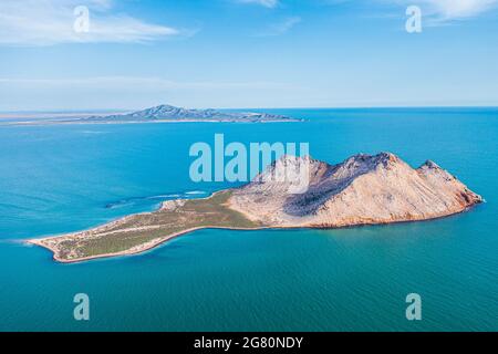 Luftaufnahme der Insel Alcatraz nahe der Küste der Kino Bay, Sonora Mexiko. Landschaft, Meer und Strand auf der Insel Alcatras, dem Golf von Kalifornien, dem Meer von Cortez oder Mar Bermejo, das zwischen der Halbinsel Baja California liegt. Touristenziel. Land, trockenes Land am Horizont. (Foto: Luis Gutierrez / NortePhoto.com) Vista aérea de isla Alcatraz cercana a la costa de la bahia de Kino, Sonora Mexico.paisaje, mar y playa en isla Alcatras el Golfo de California, Mar de Cortés o Mar Bermejo, que se encuentra entre la Península de Baja California. destino TURÍSTICO. tierra, tierra firme en el h Stockfoto