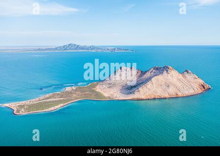 Luftaufnahme der Insel Alcatraz nahe der Küste der Kino Bay, Sonora Mexiko. Landschaft, Meer und Strand auf der Insel Alcatras, dem Golf von Kalifornien, dem Meer von Cortez oder Mar Bermejo, das zwischen der Halbinsel Baja California liegt. Touristenziel. Land, trockenes Land am Horizont. (Foto: Luis Gutierrez / NortePhoto.com) Vista aérea de isla Alcatraz cercana a la costa de la bahia de Kino, Sonora Mexico.paisaje, mar y playa en isla Alcatras el Golfo de California, Mar de Cortés o Mar Bermejo, que se encuentra entre la Península de Baja California. destino TURÍSTICO. tierra, tierra firme en el h Stockfoto