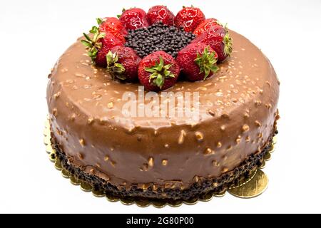 Vorbereitet für besondere Anlässe, leckere und schöne Schokolade Erdbeerkuchen, isoliert auf weißem Hintergrund Stockfoto