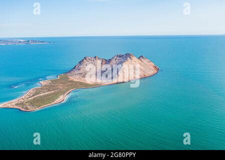 Luftaufnahme der Insel Alcatraz nahe der Küste der Kino Bay, Sonora Mexiko. Landschaft, Meer und Strand auf der Insel Alcatras, dem Golf von Kalifornien, dem Meer von Cortez oder Mar Bermejo, das zwischen der Halbinsel Baja California liegt. Touristenziel. Land, trockenes Land am Horizont. (Foto: Luis Gutierrez / NortePhoto.com) Vista aérea de isla Alcatraz cercana a la costa de la bahia de Kino, Sonora Mexico.paisaje, mar y playa en isla Alcatras el Golfo de California, Mar de Cortés o Mar Bermejo, que se encuentra entre la Península de Baja California. destino TURÍSTICO. tierra, tierra firme en el h Stockfoto