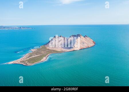 Luftaufnahme der Insel Alcatraz nahe der Küste der Kino Bay, Sonora Mexiko. Landschaft, Meer und Strand auf der Insel Alcatras, dem Golf von Kalifornien, dem Meer von Cortez oder Mar Bermejo, das zwischen der Halbinsel Baja California liegt. Touristenziel. Land, trockenes Land am Horizont. (Foto: Luis Gutierrez / NortePhoto.com) Vista aérea de isla Alcatraz cercana a la costa de la bahia de Kino, Sonora Mexico.paisaje, mar y playa en isla Alcatras el Golfo de California, Mar de Cortés o Mar Bermejo, que se encuentra entre la Península de Baja California. destino TURÍSTICO. tierra, tierra firme en el h Stockfoto