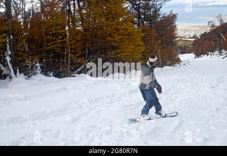 Snowborad am Martial Glacier. Ushuaia, Feuerland, Argentinien Stockfoto